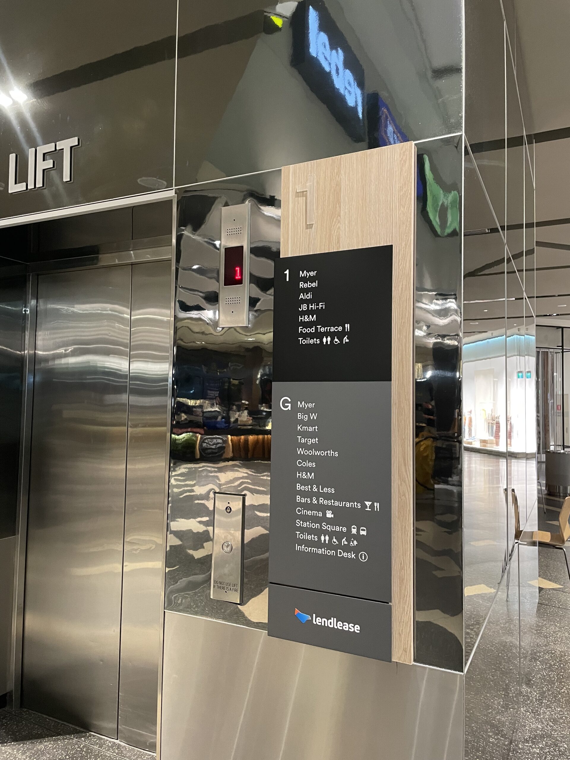 SHOPPING CENTRE WAYFINDING - Signs & Lines